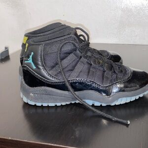 Jordan Kids Black and Teal Sneakers